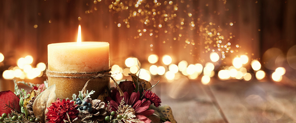 Stimmungsvolles Bild mit brennender Kerze in der Adventszeit